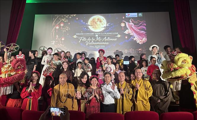 Đông đảo trẻ em và các thành viên cộng đồng người Việt cùng tham gia vui Tết Trung Thu trong chương trình “Đón Trăng – Trung Thu Việt Nam 2026” tại Nice, miền Nam nước Pháp, ngày 20/9/2026. Ảnh: TTXVN phát