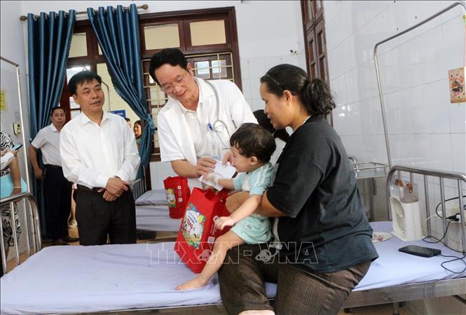 Món quà là nguồn động viên lớn, giúp các vượt qua khó khăn, điều trị bệnh. Ảnh: Nguyễn Chinh - TTXVN