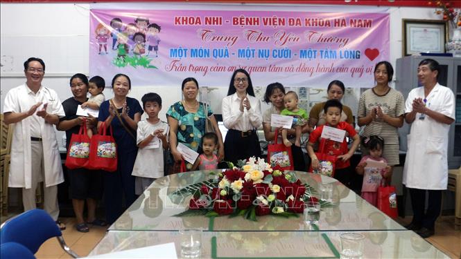Đây là hoạt động mang ý nghĩa thiết thực, giúp các em đón Tết Trung thu thêm vui tươi, đầm ấm. Ảnh: Nguyễn Chinh - TTXVN