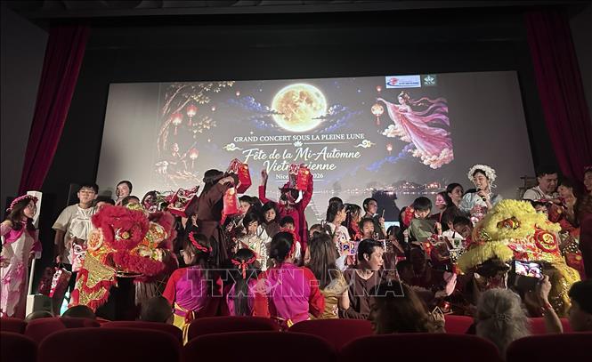 Các em nhỏ cùng tham gia hoạt động vui Tết Trung Thu với đèn ông sao và đèn lồng trong chương trình “Đón Trăng – Trung Thu Việt Nam 2026” tại Nice, miền Nam nước Pháp, ngày 20/9/2026. Ảnh: TTXVN phát