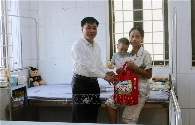 Lãnh đạo Sở Y tế tỉnh Ninh Bình trao quà cho trẻ em đang điều trị tại Khoa nhi, Bệnh viện đa khoa Hà Nam. Ảnh: Nguyễn Chinh - TTXVN