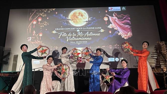Tiết mục múa với đèn ông sao mang đậm không khí Tết Trung Thu Việt Nam tại chương trình “Đón Trăng – Trung Thu Việt Nam 2026” ở Nice, miền Nam nước Pháp, ngày 20/9/2026. Ảnh: TTXVN phát
