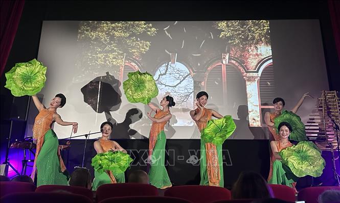 Tiết mục múa với hình tượng hoa sen do các nghệ sĩ Nhà hát Ca, Múa, Nhạc Quốc gia Việt Nam biểu diễn tại chương trình “Đón Trăng – Trung Thu Việt Nam 2026” ở Nice, miền Nam nước Pháp, ngày 20/9/2026. Ảnh: TTXVN phát