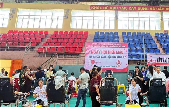 Đông đảo cán bộ, công chức, đoàn viên, hội viên, tình nguyện viên và nhân dân xã Vĩnh Linh (Quảng Trị) tham gia hiến máu tình nguyện ngay sau lễ phát động. Ảnh: TTXVN phát