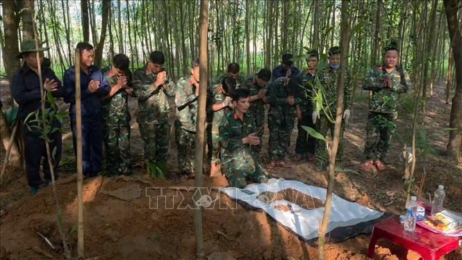 Cán bộ, chiến sĩ Đội tìm kiếm, quy tập hài cốt liệt sĩ số 1 tri ân anh hùng liệt sĩ. Ảnh: TTXVN phát