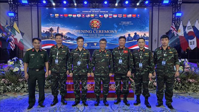 Đại tá Nguyễn Tuấn Đức, Tùy viên Quốc phòng Việt Nam tại Indonesia (giữa) cùng đại diện đoàn Việt Nam tại Lễ khai mạc Exercise Trident Resolve 2026. Ảnh: Minh Thái - Phóng viên TTXVN tại Indonesia