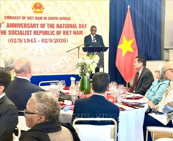 Thứ trưởng trực thuộc Phủ Tổng thống Nam Phi Kenneth Morolong phát biểu chúc mừng nhân dịp kỷ niệm 81 năm Quốc khánh Việt Nam. Ảnh: Đặng Huyền - PV TTXVN tại Nam Phi