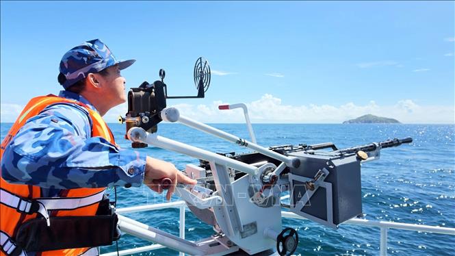 Thực hành khoa mục bắn súng, pháo trên biển của Bộ Tư lệnh Vùng Cảnh sát biển 2. Ảnh: TTXVN phát


