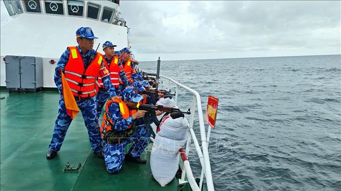 Cán bộ, chiến sỹ Vùng Cảnh sát biển 2 huấn luyên bắn súng AK trên biển. Ảnh: TTXVN phát