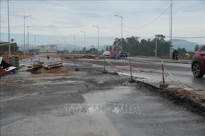 Những cơn mưa lớn biến nền đường đang thi công dở dang thành các điểm lầy lội, gây mất an toàn giao thông cho người và phương tiện qua lại. Ảnh: Anh Dũng - TTXVN