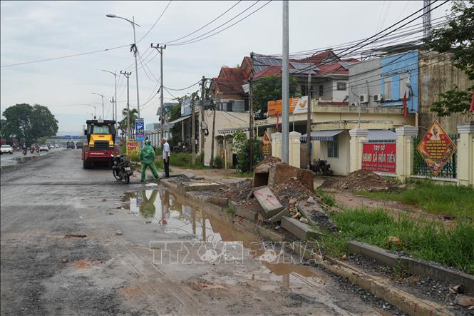 Môi trường sống của các hộ dân dọc hai bên Quốc lộ 14B qua các xã Hòa Vang, Bà Nà, Hòa Tiến (thành phố Đà Nẵng) bị ảnh hưởng nghiêm trọng. Ảnh: Anh Dũng - TTXVN