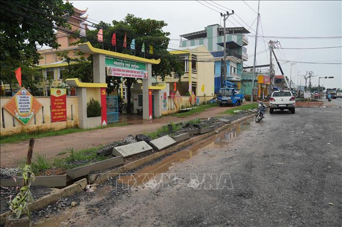 Môi trường sống của các hộ dân dọc Quốc lộ 14B qua các xã Hòa Vang, Bà Nà, Hòa Tiến (thành phố Đà Nẵng)  bị ảnh hưởng nghiêm trọng. Ảnh: Anh Dũng - TTXVN