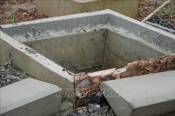 Hệ thống cống rãnh, thoát nước chưa hoàn thiện tạo thành các hố sâu chỉ được giăng dây plastic cảnh báo tạm thời, tiềm ẩn nguy cơ tai nạn. Ảnh: Anh Dũng - TTXVN