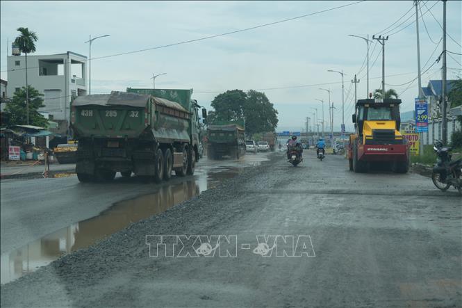Mật độ xe tải trọng lớn và xe container lưu thông cao trong khi lòng đường bị thu hẹp do rào chắn, tập kết vật liệu dồn ứ dẫn đến ùn tắc giờ cao điểm. Ảnh: Anh Dũng - TTXVN