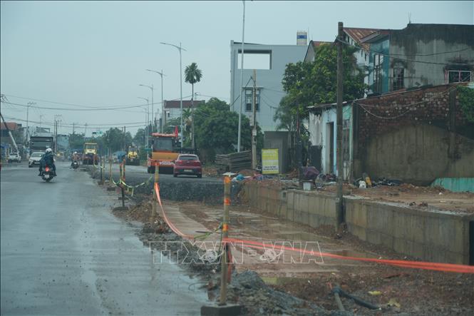 Các rào chắn bảo vệ hố sâu thi công hư hỏng, đứt đoạn do thời tiết, gây nguy hiểm khi lưu thông vào ban đêm. Anh Dũng - TTXVN