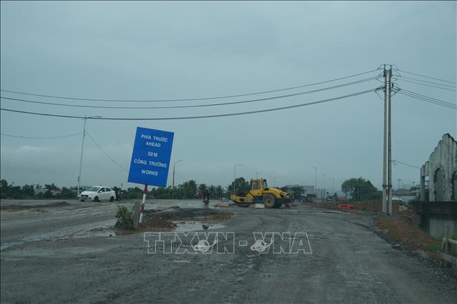 Mặt đường Quốc lộ 14B đoạn qua thành phố Đà Nẵng thi công manh mún và thiếu đồng bộ, gây nhiều khó khăn cho việc di chuyển của người dân. Anh Dũng - TTXVN