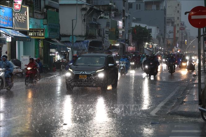 Mưa lớn xuất hiện trên diện rộng tại thành phố Hồ Chí Minh lúc 17 giờ chiều 22/9. Ảnh: Hồng Đạt - TTXVN