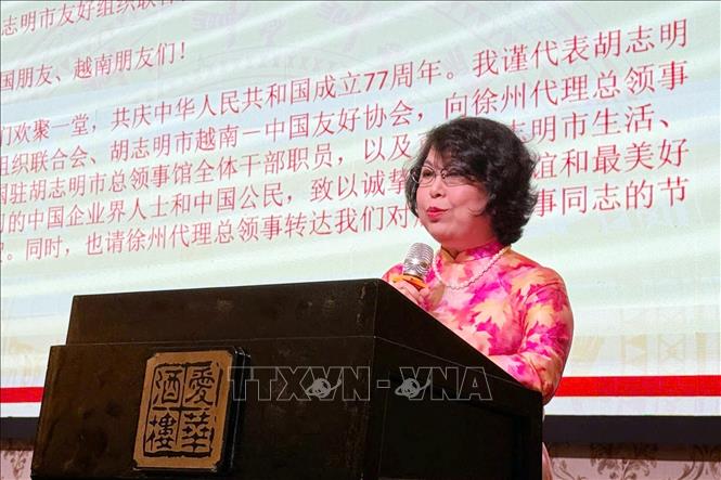 Bà Tô Thị Bích Châu, Phó Chủ tịch Hội hữu nghị Việt Nam - Trung Quốc Thành phố Hồ Chí Minh phát biểu chúc mừng kỷ niệm Quốc khánh Trung Quốc. Ảnh: Xuân Khu-TTXVN