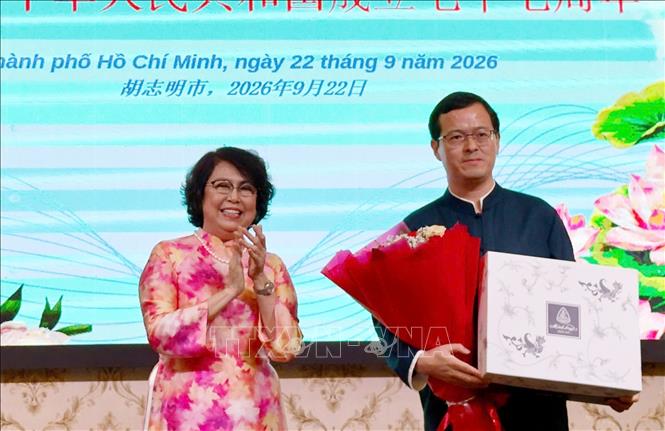 Bà Tô Thị Bích Châu, Phó Chủ tịch Hội hữu nghị Việt Nam - Trung Quốc Thành phố Hồ Chí Minh chúc mừng ông Từ Châu, quyền Tổng lãnh sự Trung Quốc tại Thành phố Hồ Chí Minh nhân kỷ niệm 77 năm Quốc khánh Trung Quốc. Ảnh: Xuân Khu-TTXVN
