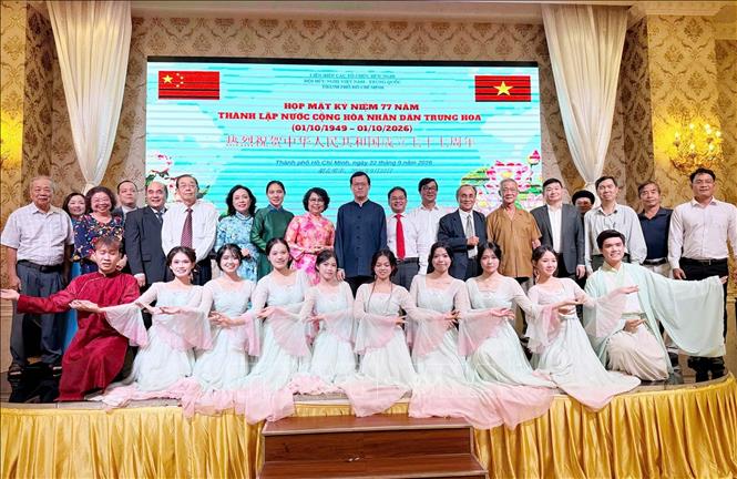 Các đại biểu dự lễ kỷ niệm 77 năm Ngày Quốc khánh Trung Quốc. Ảnh: Xuân Khu-TTXVN