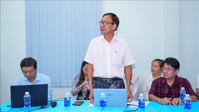 Tiến sĩ Phùng Đức Truyền, Khoa Dược - Trường Đại học Quốc tế Hồng Bàng trình bày tham luận về chuyển đổi số trong phát triển chuỗi giá trị dược liệu. Ảnh: Minh Phú – TTXVN