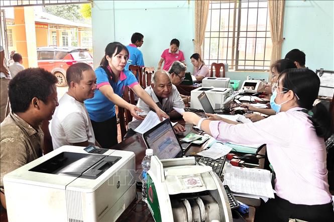 Phòng giao dịch Ngân hàng Chính sách xã hội Phú Riềng giải ngân vốn cho người dân xã Phú Trung (Đồng Nai) . Ảnh: K GỬIH-TTXVN  