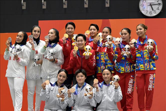Đội Việt Nam (giữa, hàng sau) giành HCV nội dung kata đồng đội nữ môn karate tại ASIAD 2026 ở Toyohashi, Nhật Bản, ngày 22/9. Ảnh: THX/TTXVN phát