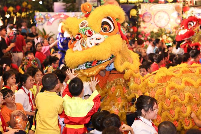Màn múa lân trong chương trình thu hút sự thích thú của trẻ em. Ảnh: Thanh Tùng - TTXVN