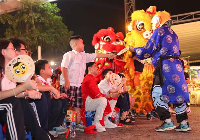 Màn múa lân trong chương trình thu hút sự thích thú của trẻ em. Ảnh: Thanh Tùng - TTXVN