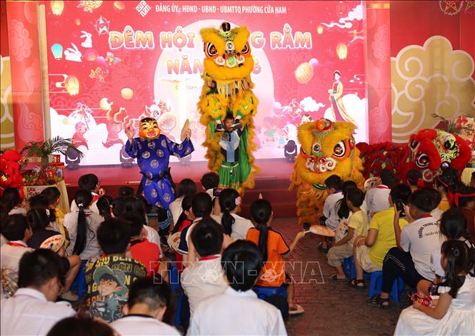 “Đêm hội Trăng rằm” dành cho thiếu niên, nhi đồng trên địa bàn phường Cửa Nam (Hà Nội). Ảnh: Thanh Tùng - TTXVN