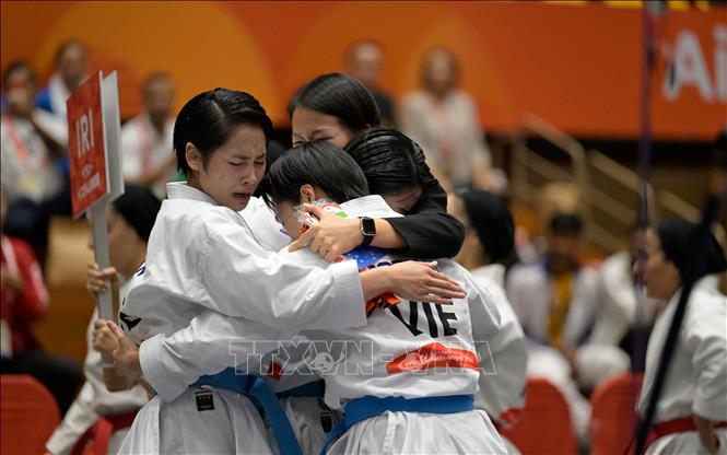 Niềm vui của các cô gái Việt Nam sau khi đánh bại đội Iran ở chung kết kata đồng đội nữ môn karate tại ASIAD 2026, ngày 22/9. Ảnh: THX/TTXVN phát