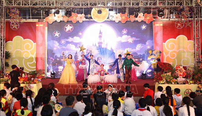 Chị Hằng, chú Cuội vui trung thu cùng thiếu niên, nhi đồng trong chương trình. Ảnh: Thanh Tùng - TTXVN