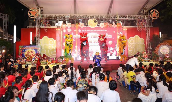 Trung thu cũng là dịp thể hiện sự quan tâm, yêu thương và trách nhiệm của gia đình, nhà trường, cấp ủy, chính quyền và toàn xã hội đối với trẻ em. Ảnh: Thanh Tùng - TTXVN