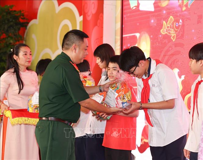 Tặng quà cho học sinh trên địa bàn phường Cửa Nam (Hà Nội) tại chương trình. Ảnh: Thanh Tùng - TTXVN