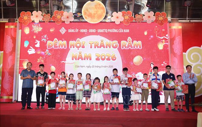 “Đêm hội Trăng rằm” hôm nay không chỉ là một hoạt động vui chơi, mà còn là dịp để cộng đồng cùng trao gửi tình yêu thương tới các cháu thiếu niên, nhi đồng. Ảnh: Thanh Tùng - TTXVN