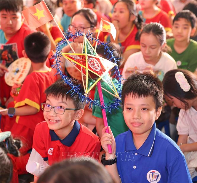 Thiếu niên, nhi đồng vui tươi trong Chương trình “Đêm hội Trăng rằm” năm 2026 của phường Cửa Nam. Ảnh: Thanh Tùng - TTXVN