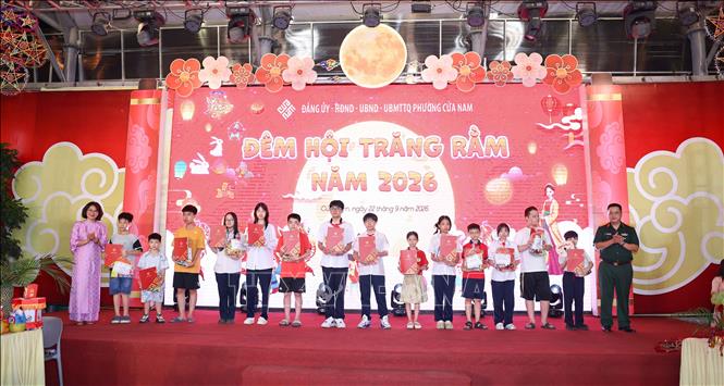 Mỗi món quà, mỗi hoạt động vui chơi, mỗi nụ cười của các cháu hôm nay đều thể hiện mong muốn dành cho thế hệ tương lai những điều tốt đẹp nhất; để mỗi em được sống trong môi trường an toàn, lành mạnh, được học tập, vui chơi, được lắng nghe, tôn trọng và phát triển toàn diện. Ảnh: Thanh Tùng - TTXVN