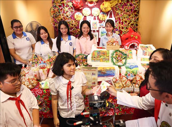 Trung thu cũng là dịp thể hiện sự quan tâm, yêu thương và trách nhiệm của gia đình, nhà trường, cấp ủy, chính quyền và toàn xã hội đối với trẻ em. Ảnh: Thanh Tùng - TTXVN