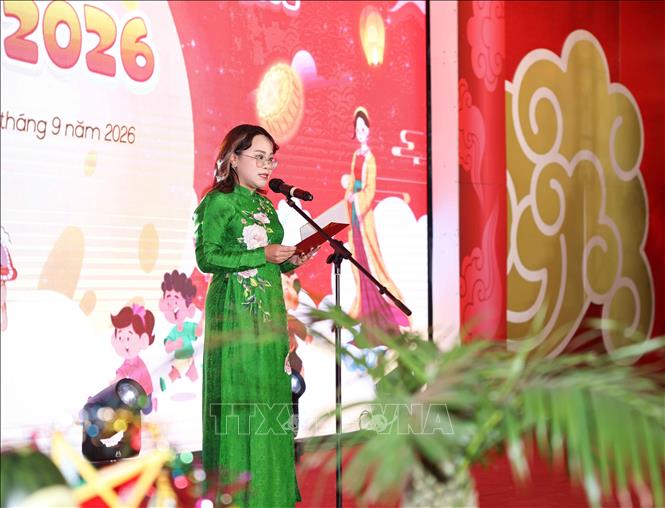 Phó Chủ tịch UBND phường Cửa Nam Trịnh Ngọc Trâm phát biểu, chúc mừng các cháu thiếu niên, nhi đồng vui Tết Trung thu. Ảnh: Thanh Tùng - TTXVN