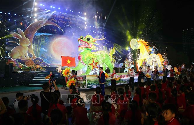 Hơn 30 mô hình đèn trung thu được diễn diễu tại chương trình “Mùa trăng yêu thương” năm 2026. Ảnh: Trần Trang - TTXVN