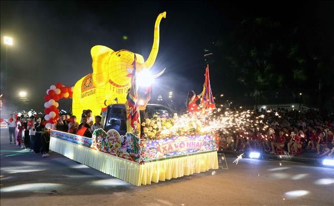 Diễn diễu các mô hình đèn Trung thu khổng lồ mang hình dáng các nhân vật lịch sử, linh vật dân gian hay biểu tượng quê hương. Ảnh: Trần Trang - TTXVN 