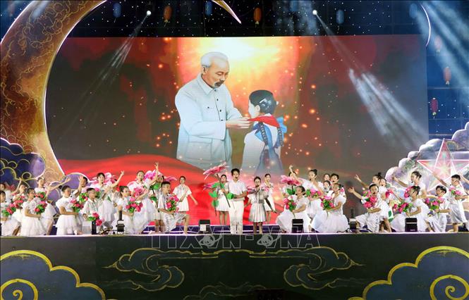 Tiết mục nghệ thuật tại Chương trình vui Tết Trung thu với chủ đề “Mùa trăng yêu thương” năm 2026. Ảnh: Trần Trang - TTXVN 