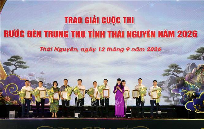 Ban Tổ chức trao giải thưởng cho các đơn vị đạt thành tích xuất sắc ở các nội dung thi mô hình, rước đèn Trung thu và thi sáng tạo ý tưởng đèn Trung thu. Ảnh: Trần Trang - TTXVN 