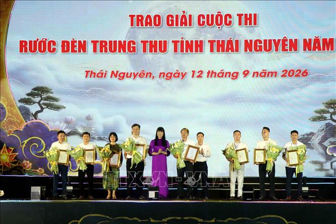 Ban Tổ chức trao giải thưởng cho các đơn vị đạt thành tích xuất sắc ở các nội dung thi mô hình, rước đèn Trung thu và thi sáng tạo ý tưởng đèn Trung thu. Ảnh: Trần Trang - TTXVN 