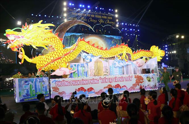 Phần thi rước các mô hình đèn. Ảnh: Trần Trang - TTXVN 