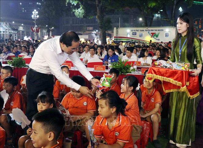 Bí thư Tỉnh ủy Thái Nguyên Trịnh Xuân Trường trao quà Trung thu cho thiếu nhi. Ảnh: Trần Trang - TTXVN 