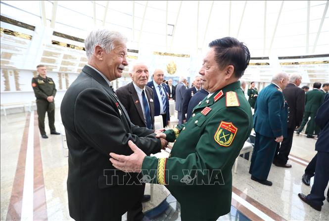 Đại tướng Nguyễn Trọng Nghĩa với chuyên gia quân sự Belarus từng giúp đỡ Việt Nam trong chiến tranh. Ảnh: Văn Hiếu - PV TTXVN tại Nga