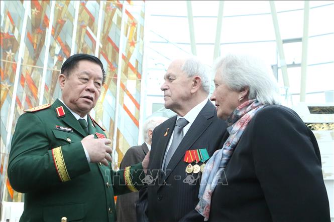 Đại tướng Nguyễn Trọng Nghĩa trò chuyện thân tình với các chuyên gia quân sự Belarus từng giúp đỡ Việt Nam trong chiến tranh. Ảnh: Văn Hiếu - PV TTXVN tại Nga