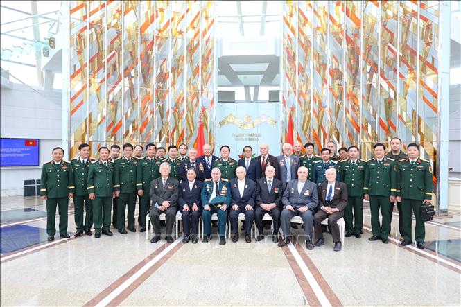 Đại tướng Nguyễn Trọng Nghĩa, Đại sứ Việt Nam tại Belarus Nguyễn Văn Trung chụp ảnh lưu niệm các chuyên gia quân sự Belarus từng giúp đỡ Việt Nam trong chiến tranh. Ảnh: Văn Hiếu - PV TTXVN tại Nga
