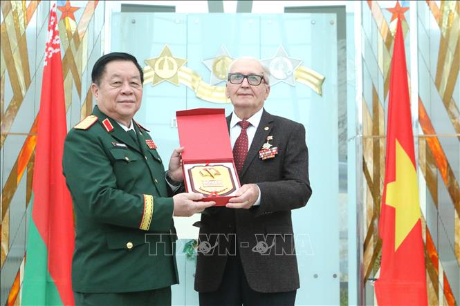 Đại tướng Nguyễn Trọng Nghĩa tặng quà lưu niệm ông Vasily Ivanovich Braga, Chủ tịch Hội cựu chuyên gia quân sự Belarus từng giúp đỡ Việt Nam trong chiến tranh. Ảnh: Văn Hiếu - PV TTXVN tại Nga